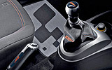Renault Twingo RS. Modelo 2009. Imagen. Interior. Freno de mano y palanca de cambios con acabado en cromado y satinado.