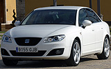 SEAT Exeo. Modelo 2009. Imagen exterior. Frontal lateral. Coche parado. Carretera. Blanco.