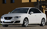 SEAT Exeo. Modelo 2009. Imagen exterior. Lateral frontal. Coche parado. Carretera. Blanco.