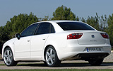 SEAT Exeo. Modelo 2009. Imagen exterior. Lateral posterior. Coche parado. Carretera. Blanco.