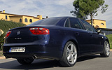 SEAT Exeo. Modelo 2009. Imagen exterior. Posterior lateral. Coche parado. Carretera. Azul.