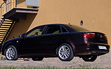 SEAT Exeo. Modelo 2009. Imagen exterior. Lateral posterior. Coche parado. Carretera.