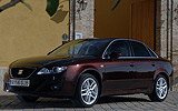 SEAT Exeo. Modelo 2009. Imagen exterior. Frontal lateral. Coche parado. Carretera.