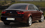 SEAT Exeo. Modelo 2009. Imagen exterior. Posterior lateral. Coche parado. Carretera.