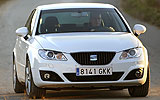 SEAT Exeo. Modelo 2009. Imagen exterior. Lateral frontal. Coche en movimiento. Carretera. Blanco.