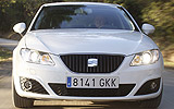 SEAT Exeo. Modelo 2009. Imagen exterior. Frontal. Coche en movimiento. Carretera. Luces faros en on. Blanco.