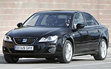 SEAT Exeo. Modelo 2009. Imagen exterior. Frontal lateral. Coche en movimiento. Carretera. Azul.