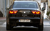 SEAT Exeo. Modelo 2009. Imagen exterior. Posterior. Coche parado. Carretera. Luces pilotos en on. Azul.