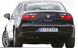 SEAT Exeo. Modelo 2009. Imagen exterior. Posterior. Coche parado. Carretera. Azul.