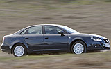 SEAT Exeo. Modelo 2009. Imagen exterior. Lateral. Coche en movimiento. Carretera. Azul.