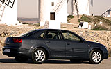 SEAT Exeo. Modelo 2009. Imagen. Exterior. Posterior lateral. Coche parado. Carretera. Gris Urano.