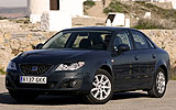 SEAT Exeo. Modelo 2009. Imagen. Exterior. Frontal lateral. Coche parado. Carretera. Gris Urano.