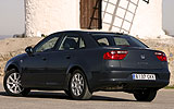 SEAT Exeo. Modelo 2009. Imagen. Exterior. Lateral posterior. Coche parado. Carretera. Gris Urano.