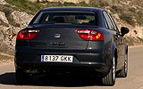 SEAT Exeo. Modelo 2009. Imagen. Exterior. Posterior. Coche parado. Carretera. Luces de freno en on. Gris Urano.