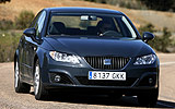 SEAT Exeo. Modelo 2009. Imagen. Exterior. Lateral frontal. Coche en movimiento. Carretera. Gris Urano.