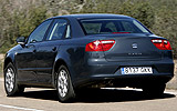 SEAT Exeo. Modelo 2009. Imagen. Exterior. Lateral posterior. Coche en movimiento. Carretera. Gris Urano.