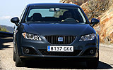 SEAT Exeo. Modelo 2009. Imagen. Exterior. Frontal. Coche parado. Carretera. Gris Urano.