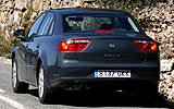 SEAT Exeo. Modelo 2009. Imagen. Exterior. Lateral posterior. Coche parado. Carretera. Luces de freno en on. Gris Urano.