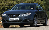 SEAT Exeo. Modelo 2009. Imagen. Exterior. Frontal lateral. Coche en movimiento. Carretera. Gris Urano.