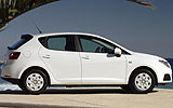 SEAT Ibiza ECOMOTIVE. Modelo 2009. Imagen. Exterior. Lateral. Coche parado. Carretera. Blanco.
