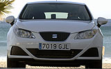 SEAT Ibiza ECOMOTIVE. Modelo 2009. Imagen. Exterior. Frontal. Coche parado. Carretera. Blanco.
