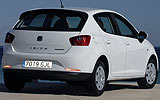SEAT Ibiza ECOMOTIVE. Modelo 2009. Imagen. Exterior. Posterior lateral. Coche parado. Carretera. Blanco.
