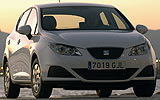 SEAT Ibiza ECOMOTIVE. Modelo 2009. Imagen. Exterior. Lateral frontal. Coche parado. Carretera. Blanco.
