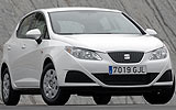 SEAT Ibiza ECOMOTIVE. Modelo 2009. Imagen. Exterior. Lateral frontal. Coche parado. Carretera. Blanco.
