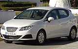 SEAT Ibiza ECOMOTIVE. Modelo 2009. Imagen. Exterior. Frontal lateral. Coche parado. Carretera. Blanco.