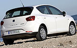 SEAT Ibiza ECOMOTIVE. Modelo 2009. Imagen. Exterior. Posterior lateral. Coche parado. Carretera. Blanco.