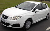 SEAT Ibiza ECOMOTIVE. Modelo 2009. Imagen. Exterior. Frontal lateral cenital. Coche en movimiento. Carretera. Blanco.