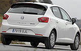 SEAT Ibiza ECOMOTIVE. Modelo 2009. Imagen. Exterior. Posterior lateral. Coche en movimiento. Carretera. Blanco.
