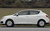 SEAT Ibiza ECOMOTIVE. Modelo 2009. Imagen. Exterior. Lateral. Coche en movimiento. Carretera. Blanco.