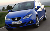 Seat Ibiza. Modelo 2008. Imagen. Carrocer�a SportCoup�. Tres puertas. Frontal- lateral. Coche parado. Carretera. Llantas aleaci�n. 17 pulgadas. Azul Galia.