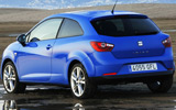 Seat Ibiza. Modelo 2008. Imagen. Carrocer�a SportCoup�. Tres puertas. Lateral-posterior. Coche parado. Carretera de barro. Azul Galia.