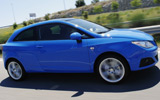 Seat Ibiza. Modelo 2008. Imagen. Carrocer�a SportCoup�. Tres puertas. Lateral. Coche en movimiento. Carretera. Azul Galia.