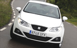 Seat Ibiza. Modelo 2008. Imagen. Carrocer�a SportCoup�. Tres puertas. Frontal. Coche en curva parado. Carretera. Blanco Candy.