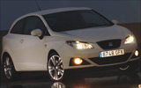 Seat Ibiza. Modelo 2008. Imagen. Carrocer�a SportCoup�. Tres puertas. Lateral- frontal. Coche parado. Noche. Blanco Candy.