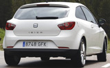 Seat Ibiza. Modelo 2008. Imagen. Carrocer�a SportCoup�. Tres puertas. Posterior - Lateral. Coche est�tico. Carretera en pendiente. Blanco Candy.