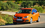 Seat Ibiza. Modelo 2008. Imagen. Carrocer�a SportCoup�. Frontal- lateral. Movimiento. Llantas aleaci�n. 17 pulgadas. Naranja Lumina.