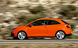 Seat Ibiza. Modelo 2008. Imagen. Carrocer�a SportCoup�. Tres puertas. Lateral. Movimiento. Carretera. Naranja Lumina