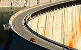 Seat Ibiza. Modelo 2008. Imagen. SportCoup�. Tres puertas. Cenital- paisaje. Coche en curva. Movimiento. Naranja Lumina