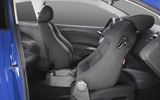 Seat Ibiza. Modelo 2008. Imagen. Interior. Ajuste de asientos. Bolsa en respaldo de los asientos delanteros. Posavasos.