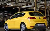 SEAT Le�n Cupra. Modelo 2008. Imagen exterior. Posterior lateral. Coche parado. Carretera. Amarillo.