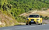 SEAT Le�n Cupra. Modelo 2008. Imagen exterior. Frontal. Movimiento. Carretera. Amarillo.