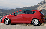 SEAT Le�n. Modelo 2008. Imagen L�nea R. Exterior. Lateral. Coche parado. Carretera. Rojo.