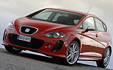 SEAT Le�n. Modelo 2008. Imagen L�nea R. Exterior. Frontal. Coche parado. Carretera. Rojo.