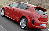 SEAT Le�n. Modelo 2008. Imagen L�nea R. Exterior. Posterior lateral. Movimiento. Carretera. Rojo.