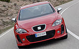 SEAT Le�n. Modelo 2008. Imagen L�nea R. Exterior. Frontal. Movimiento. Carretera. Rojo.
