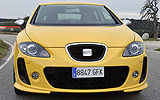 SEAT Le�n. Modelo 2008. Imagen L�nea R. Exterior. Frontal. Coche parado. Carretera. Amarillo.